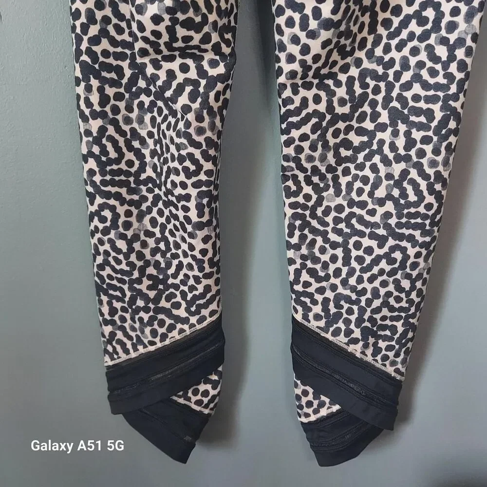 Lululemon Women's Tan and Black Leggings